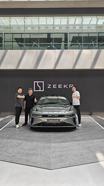 赖政豪与Aaron Tan及极氪001合影